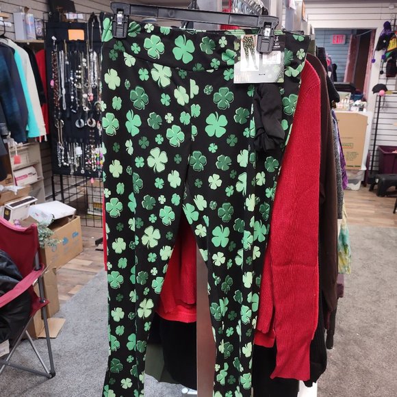 Black leggings with green clovers from Feeling Festive size Large - NWT - Picture 1 of 4